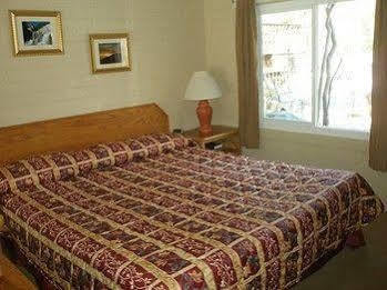 Buckeye Tree Hotel 3*